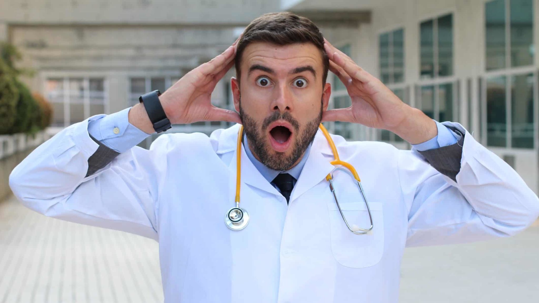 Врач напряженный. Доктор волнуется. Грустный врач. Доктор устал. Доктор печаль.