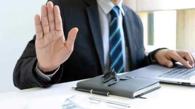 investor of asx shares holding up hand to say no