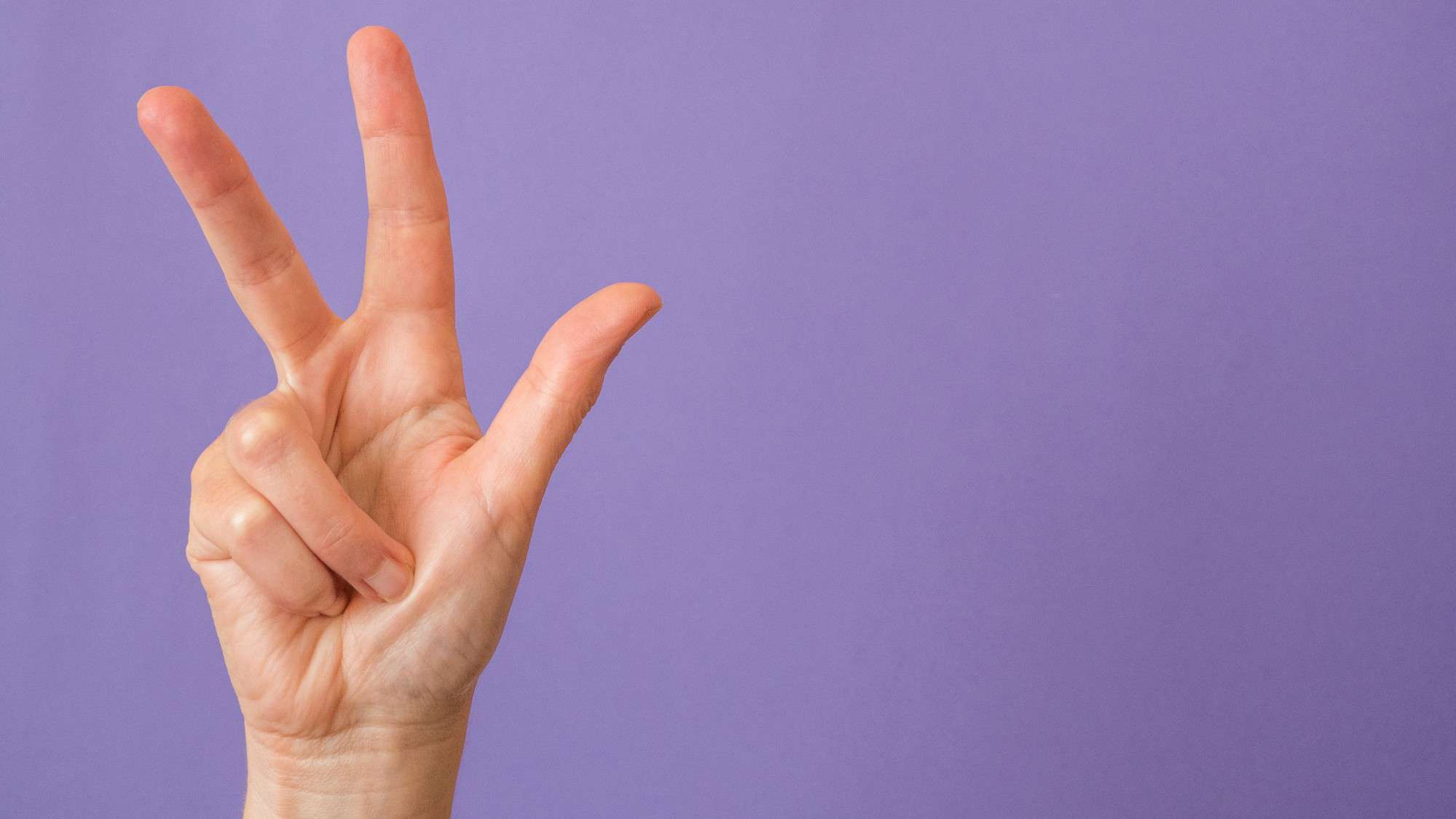 3 reasons for asx 200 share price rise represented by hand holding up 3 fingers