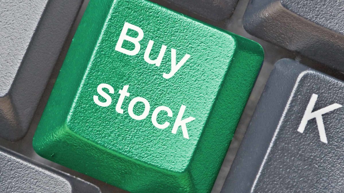 Green keyboard button saying buy stock