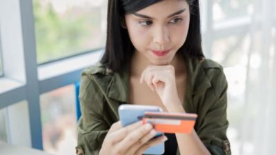 woman using Mastercard