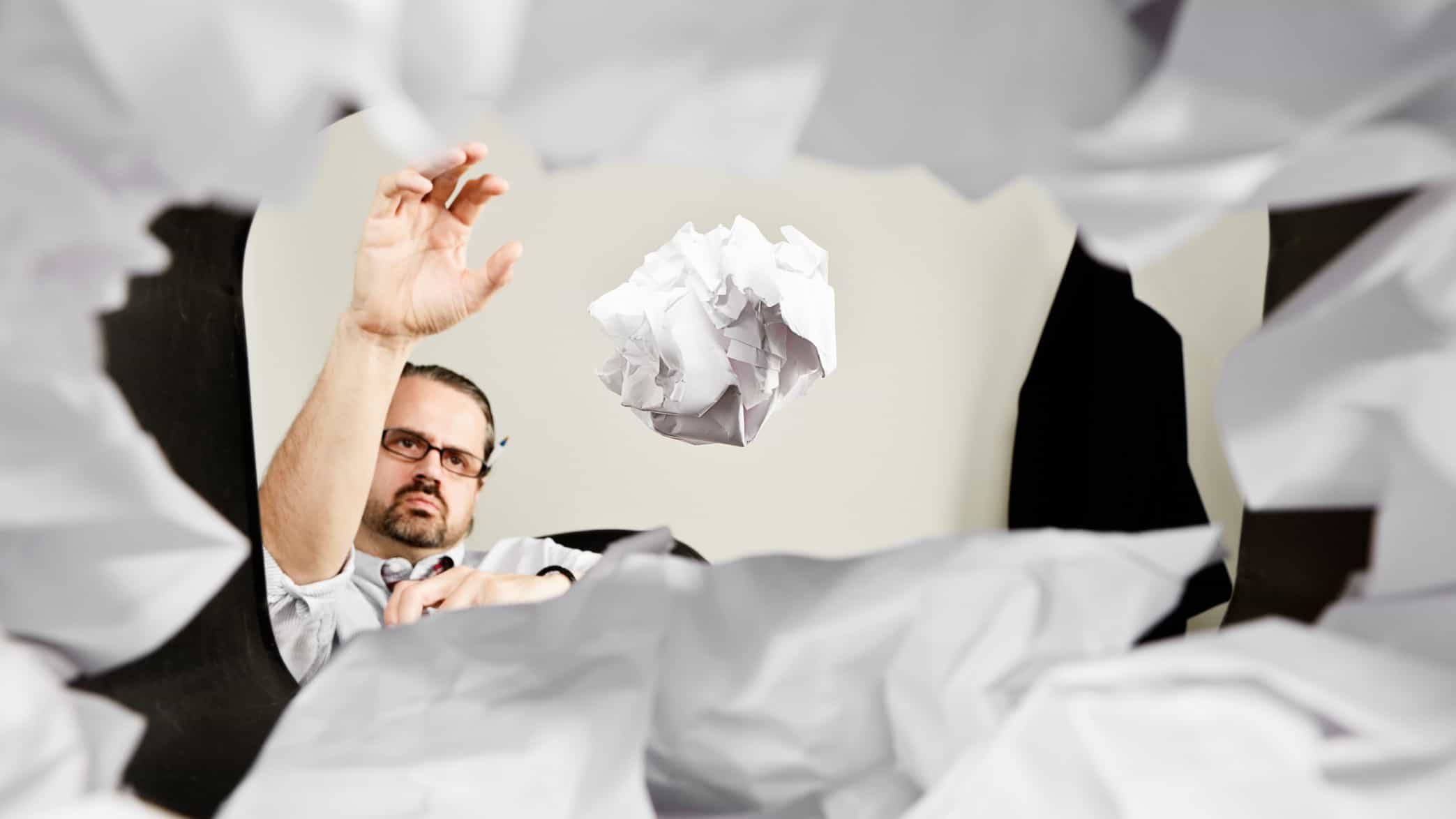 человек с кучей бумаг. разбросанная бумага. бумаги вверх. разбросанная бумага. человек с бумагами.