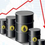 Black barrels of oil in ascending and then descending sizes with a red arrow pointing down to indicate a falling oil price.