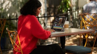 woman working ion her apple macbook