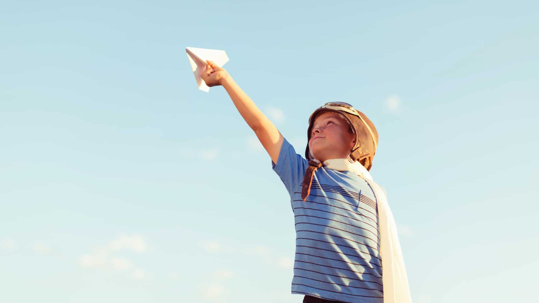 Playing paper. Мальчик с бумажным самолетиком. Запускает самолетик. Запускает бумажный самолетик. Запуск бумажных самолетиков.
