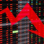 Red arrow going down, symbolising a falling share price.