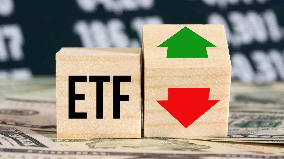 ETF on a cube with a green and red arrow on another cube.