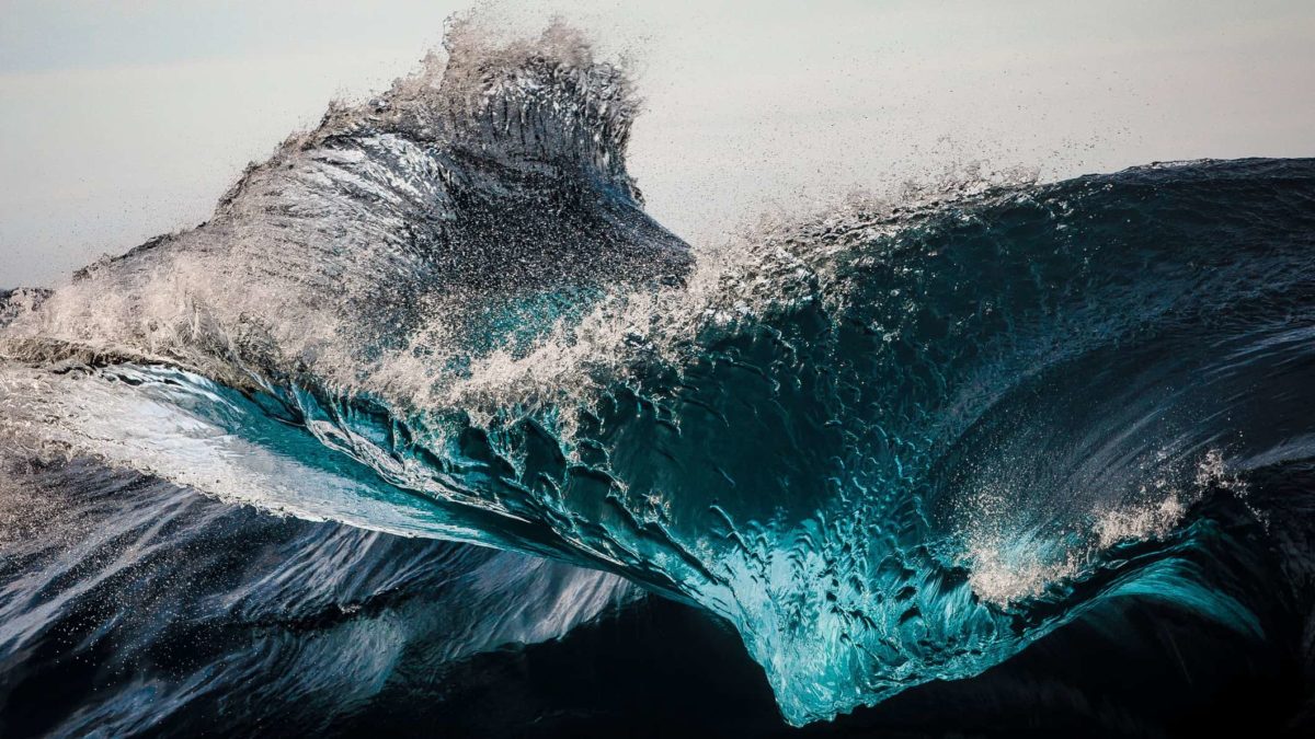 Ocean waves in motion indicating the concept of technical analysis