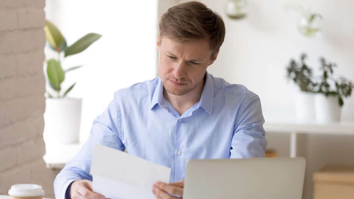 Man sitting in front of a laptop and analysing an earnings report.