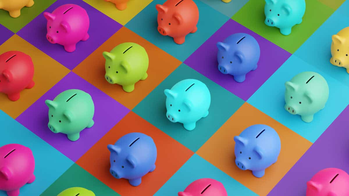 Different coloured piggy banks on different coloured squares.